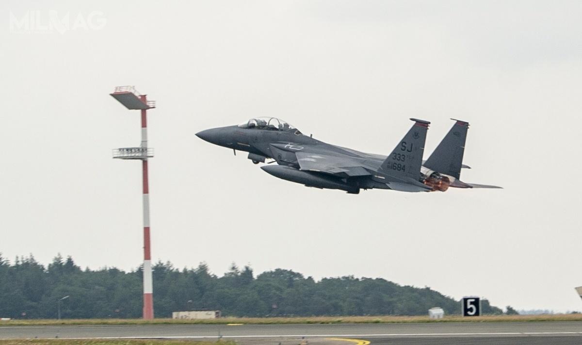 Czterem samolotom piątej generacji towarzyszyły dwa wielozadaniowe F-15E Strike Eagle, których poprzednia wizyta w Polsce miała miejsce w marcu 2019. Co ciekawe samoloty były wyposażone w zasobniki celownicze AN/AAQ-33 Sniper, nawigacyjno-celownicze AN/ASQ-228 ATFLIR i radarowe AN/ASQ-236 Dragon's Eye z anteną z aktywnym skanowaniem elektronicznym AESA. Te ostatnie które stanowią jeszcze rzadkość na wyposażeniu samolotów USAF. / Zdjęcia: USAF
