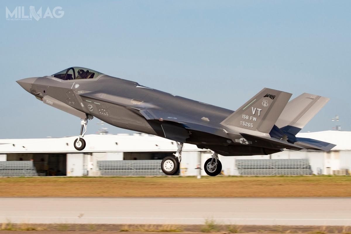 Pierwsze szkolenia pilotów lotnictwa Gwardii Narodowej rozpoczęto 16 lipca 2012 w bazie lotniczej Eglin na Florydzie. Pierwszym pilotem, który zasiadł za sterami F-35A był mjr Jay Spohn, który wcześniej latał na F-15C Eagle i A-10C Thunderbolt II / Zdjęcia: Vermont Air National Guard