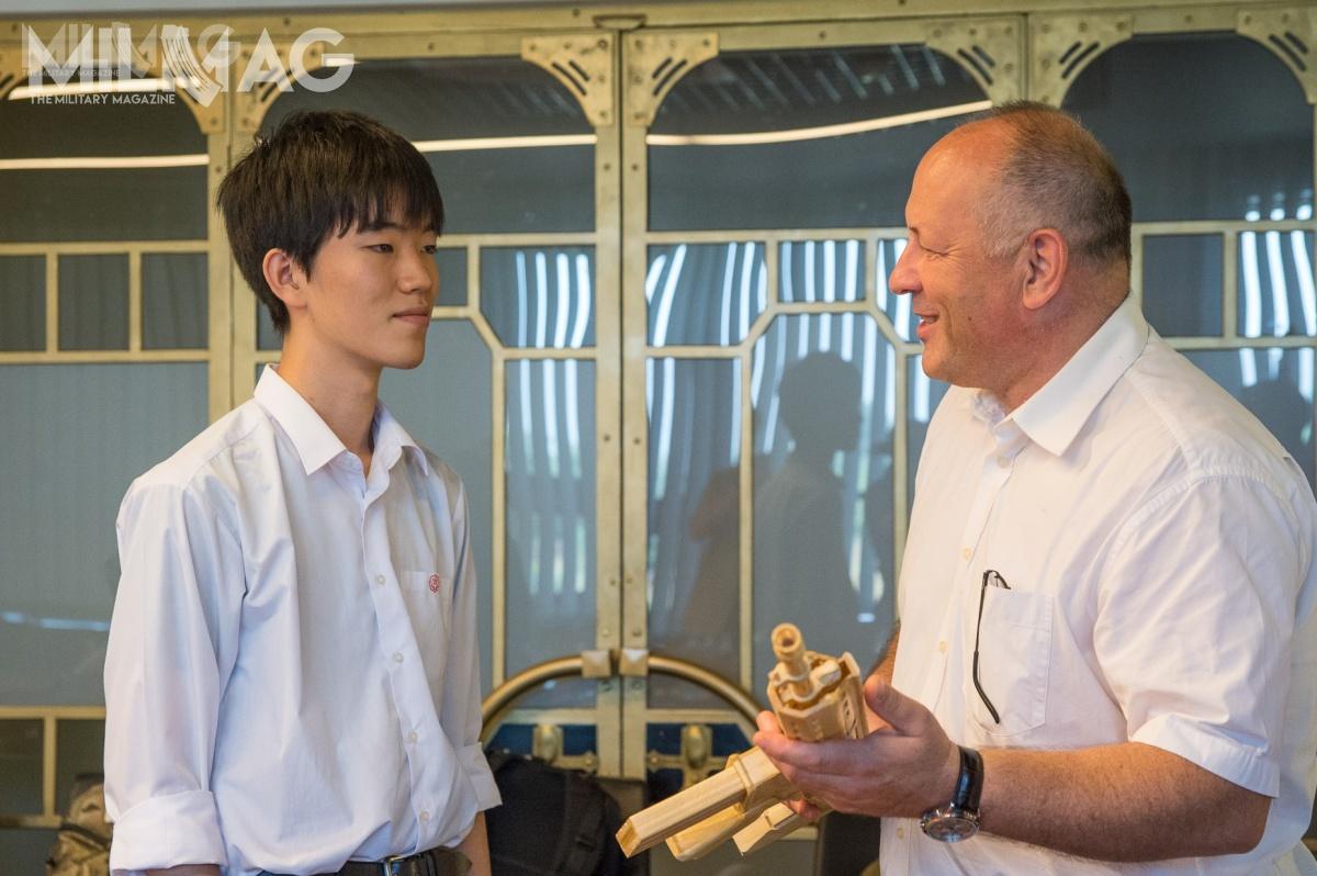 Taisei Komatsu przekazał w ręce prezesa wykonaną własnoręcznie, drewnianą replikę karabinka wz. 17 Grot.