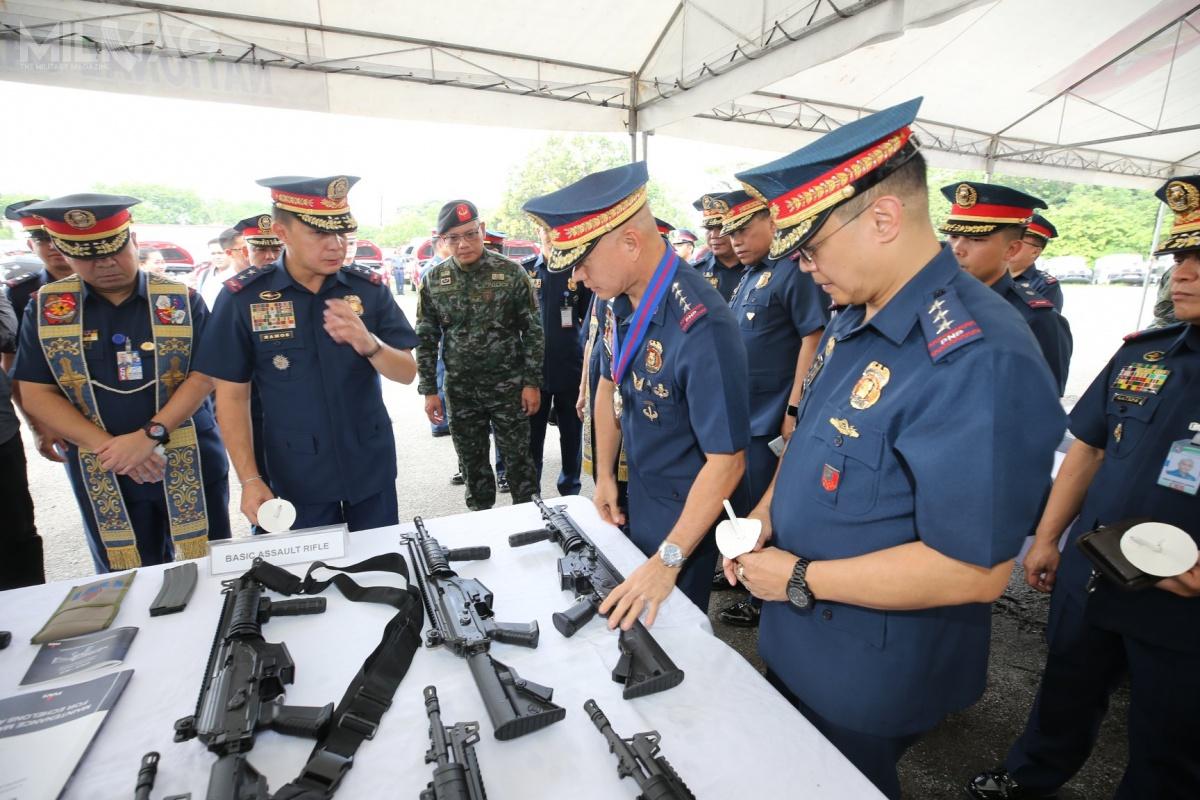 Przekazanie 5,56-mm karabinków automatycznych IWI Galil ACE N-21 funkcjonariuszom Filipińskiej Policji Narodowej, które miało miejsce w maju 2018. Izraelczycy zdominowali dostawy konstrukcji strzeleckich dla tej formacji w 2017 i 2018 / Zdjęcie: PNP
