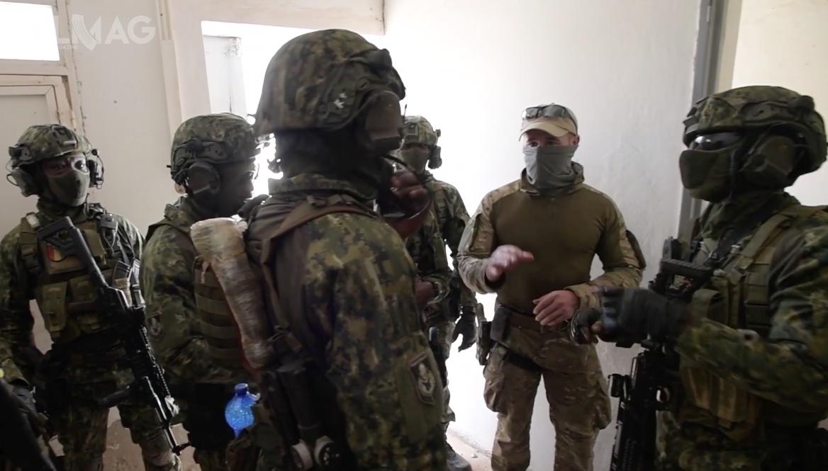 Polscy żołnierze prowadzą m.in. szkolenia żołnierzy z Grupy Wojsk Specjalnych wojsk lądowych Gwinei (Forces armées guinéennes) w zakresie technik strzeleckich, walki w przestrzeniach zamkniętych i szkoleń snajperskich / zdjęcie: Douglas Parker, Regional Media Center Europe