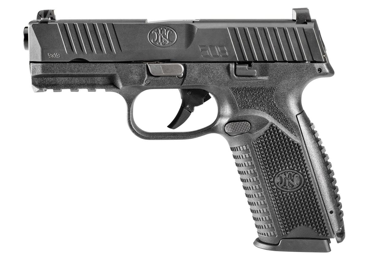 Nowy FN 509 to bezkurkowy pistolet samopowtarzalny do naboju 9 mm x 19, pozbawiony zewnętrznych bezpieczników. Producent chwali się, że podczas fabrycznych prób z testowej broni wystrzelono ponad milion sztuk amunicji. Sugerowana cena na amerykańskim rynku to 649 USD (2,6 tys. zł) / Zdjęcia: FN America