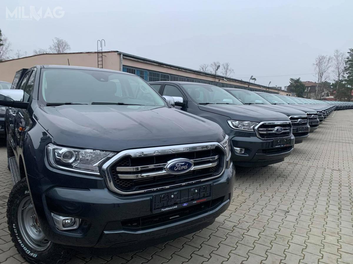 Na terenie 2. RBLog. w Warszawie odbyło się przekazanie pierwszych 100 samochodów osobowo-ciężarowych Ford Ranger XLT, które będą zastępować pojazdy typu Tarpan Honker.