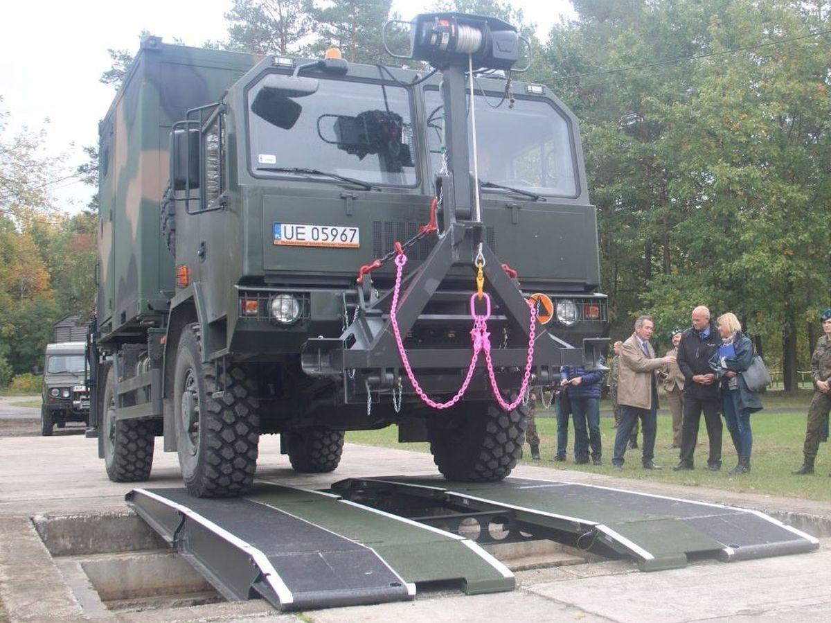 Nośność mostu towarzyszącego średniego MTB/VIPER wynosi MLC 40 / MLC 8, a szerokość do 2,8 m. Szerokość koleiny MLC 40 wynosi 0,6 m, a po poszerzeniu o moduł MLC 8 wzrasta do 1 m. Masa mostu w wariancie o długości 9 m wynosi 1,1 t. Układacz ma masę ok. 90 kg / Zdjęcie: Michał Jarocki 