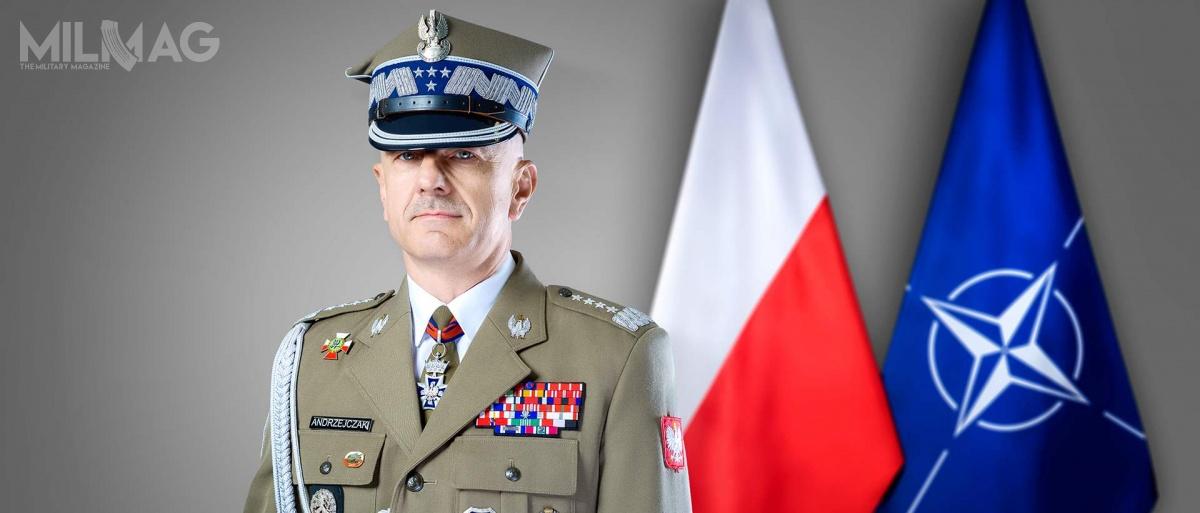  Rajmund Andrzejczak (ur. 1967) jest Szefem SG WP od 2018 i w tym samym roku został wskazany jako osoba przewidziana do mianowania na stanowisko Naczelnego Dowódcy Sił Zbrojnych. 12 listopada 2019 został awansowany ze stopnia generała broni. Wcześniej dowodził 12. Dywizją Zmechanizowaną i 17. Brygadą Zmechanizowaną oraz m.in. był zastępcą 34. Brygady Kawalerii Pancernej oraz szefem sztabu i zastępcą dowódcy Polsko-Litewskiego Batalionu Sił Pokojowych. Brał udział w misjach poza granicami państwa jako dowódca PKW UNDOF na granicy izraelsko-syryjskiej, a następnie jako dowódca brygady w IV i V zmianie PKW Afganistan
