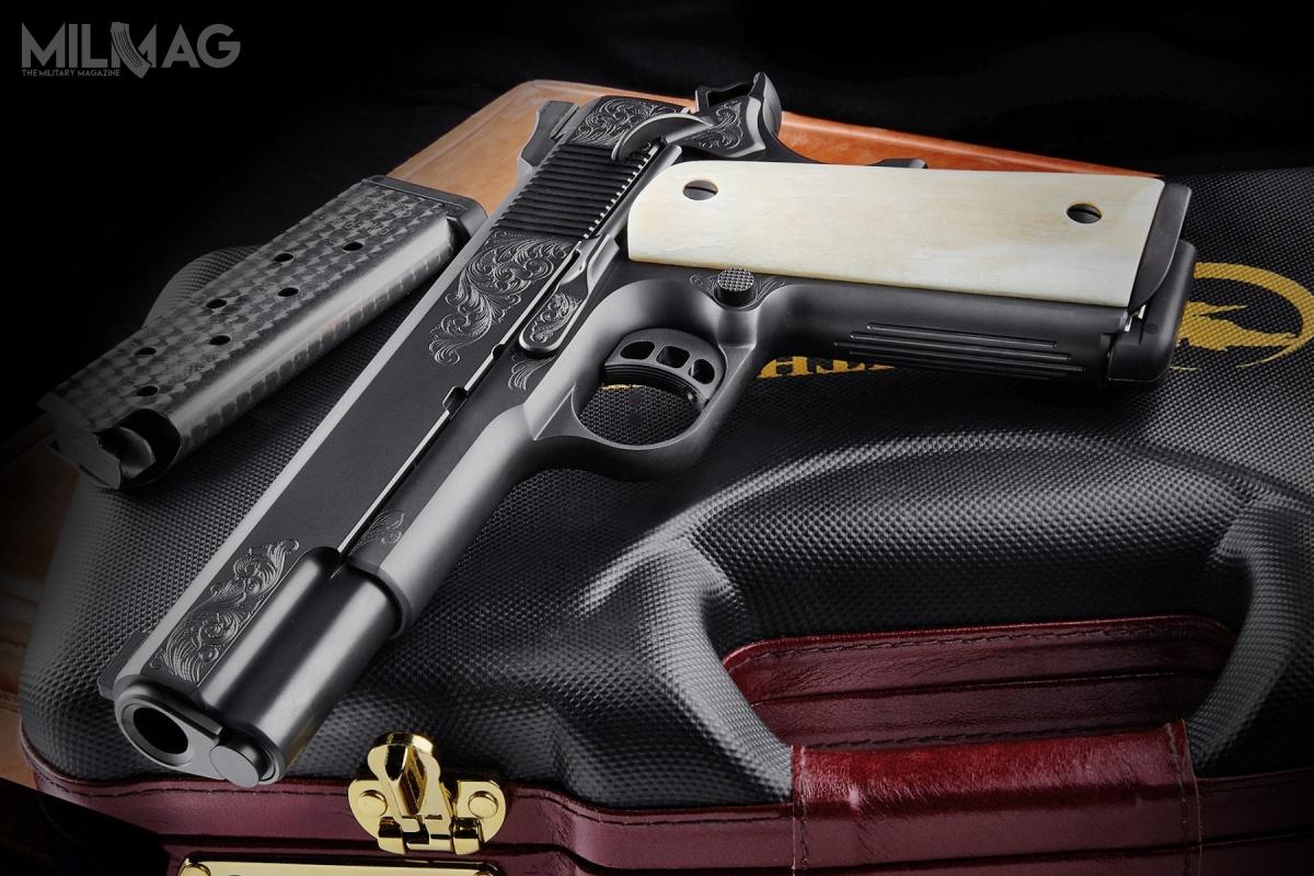 Każdy pistolet jest wykonywany od początku do końca przez tego samego rusznikarza. Grawerunki wykonuje mistrz Bertram Edmonston.