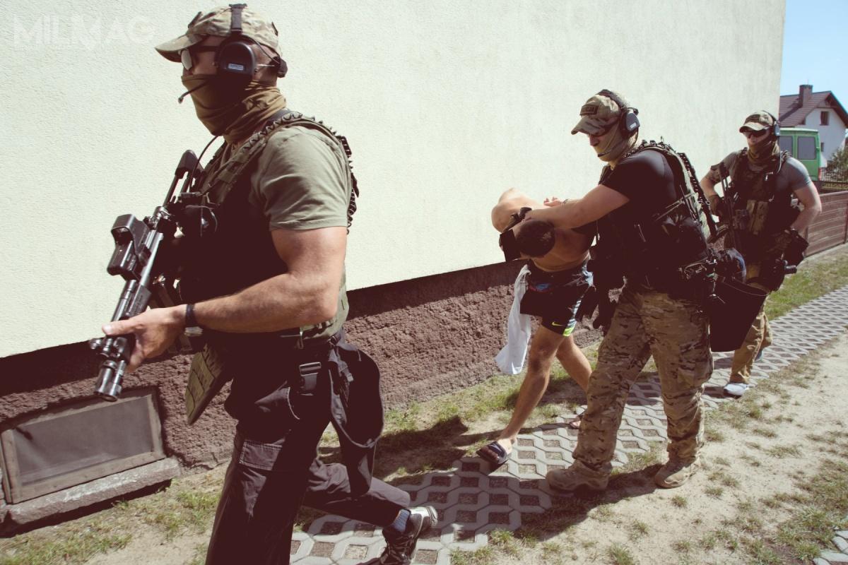 Komenda Główna Policji ponownie rozpoczęła postępowanie na dostawy tysiąca pistoletów Glock 17 Gen 3 lub równoważnych. Broń trafi w ręce funkcjonariuszy pionu kontrterrorystycznego Policji oraz Centralnego Biura Śledczego Policji. Zastosowano procedurę przyśpieszoną, oferty można nadsyłać do 30 lipca, a dostawa ma zostać zrealizowana do 16 grudnia 2019 / Zdjęcie: Policja