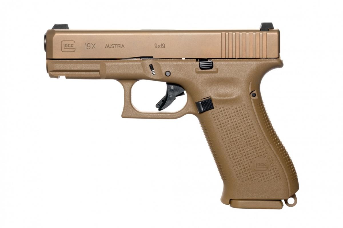 Sugerowana cena Glock 19X na rynku amerykańskim to 749 USD (2,6 tys. zł). Odmiana cywilna od wojskowej różni się brakiem skrzydełek bezpiecznika nastawnego. W ciągu 6 miesięcy od premiery, na samym rynku amerykańskim sprzedano ponad 100 tys. tych pistoletów. /Zdjęcia: Glock, CA Corrections