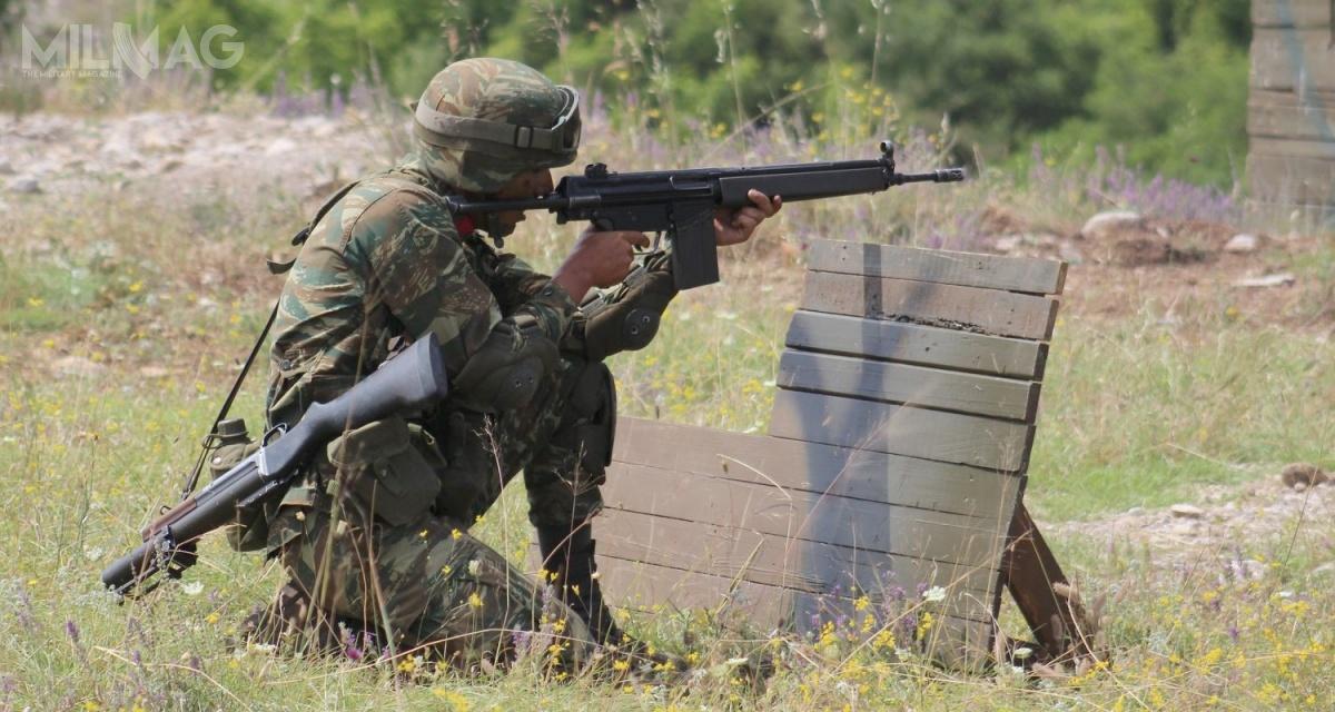 Siły zbrojne Grecji chcą zastąpić dotychczas używane karabiny automatyczne G3A3 i G3A4 i pistolety samopowtarzalne M1911 przez nową broń strzelecką. Szacuje się, że w ciągu dekady przeznaczą na ten cel 400 milionów euro. Program NETE nie jest pierwszą próbą wprowadzenia do uzbrojenia sił zbrojnych Grecji nowej broni. W 2005 roku Grecy ogłosili zakup 112 tysięcy karabinków H&K G36, które miały być wytwarzane w zakładach EAS. Umowa nie została jednak sfinalizowana.