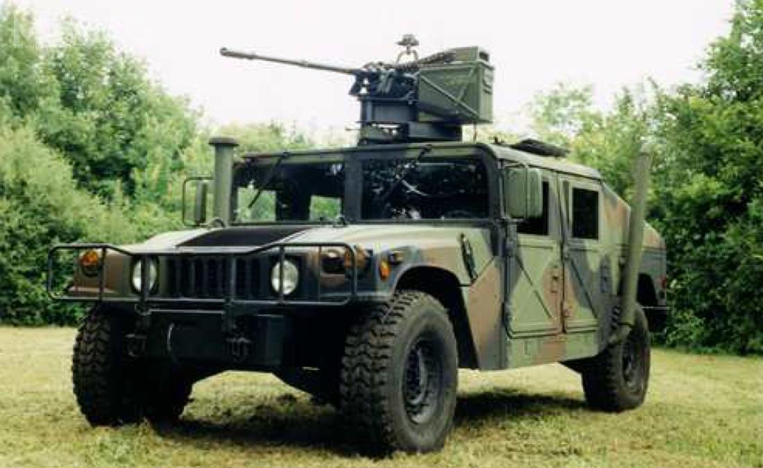 Podstawa P20 dla 20M621, która umożliwia mocowanie armaty na lekkich pojazdach. Broń podobnie jak 30-mm model 30M781 została certyfikowana przez AM General do użytku na wozach HMMWV (na obrotnicy o średnicy 960 mm). Koszt armaty to 125 tys. EUR (540 tys. zł) / Zdjęcie: Nexter