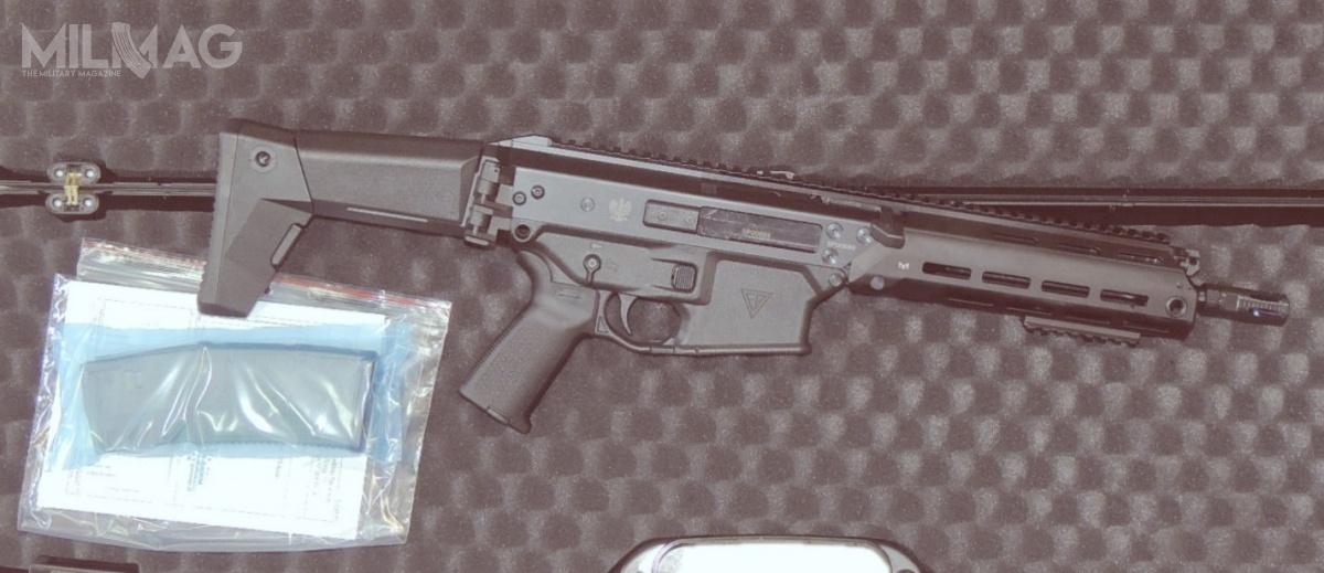 Grot S10 i Grot S16 oferowane są w sklepach Colt Krotoszyn i Colt Wrocław w tej samej cenie 6900 zł. Nabywca otrzymuje karabinek z jednym, wykonanym z zielonego półprzezroczystego tworzywa sztucznego, magazynkiem 30-nabojowym standardu AR-15/M16 i jednym odcinkiem szyny akcesoryjnej. Całość zapakowana jest w wyłożoną pianką walizką polimerową, wewnątrz której jest też instrukcja obsługi i karta gwarancyjna / Zdjęcia: Colt Krotoszyn
