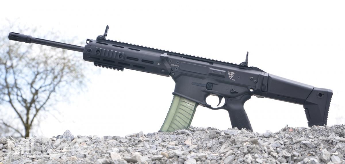 Do tej pory Fabryka Broni oferowała podstawowy zestaw z 5,56-mm karabinkiem samopowtarzalnym Grot S w cenie 8700 zł. Do oferty ma trafić konfiguracja uproszczona wyceniona na 6900 zł. Będzie pozbawiona widocznych na zdjęciu mechanicznych przyrządów celowniczych, tylko z jedną dodatkową szyną akcesoryjną, ale nadal w sztywnej skrzyni transportowej / Zdjęcie: Paweł Ścibiorek