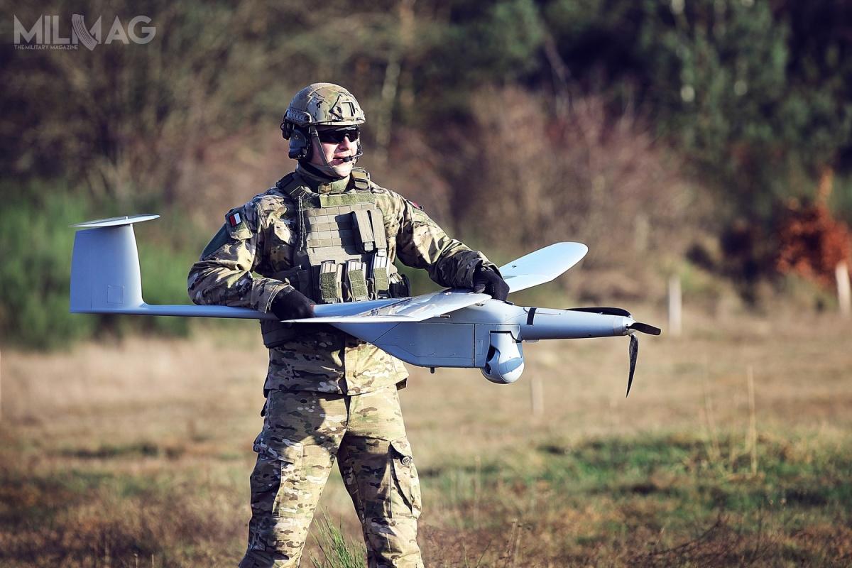 FlyEye wyposażono w najnowszej klasy kamerę wideo, pozwalającą na rejestrację najwyższej jakości obrazu zarówno w dzień, jak i w nocy oraz przekazywanie operatorowi dokładnych danych dotyczących lokalizacji celu. Grupa WB to jeden z największych polskich koncernów technologicznych projektujących zaawansowane rozwiązania w obszarach bezzałogowych statków latających
