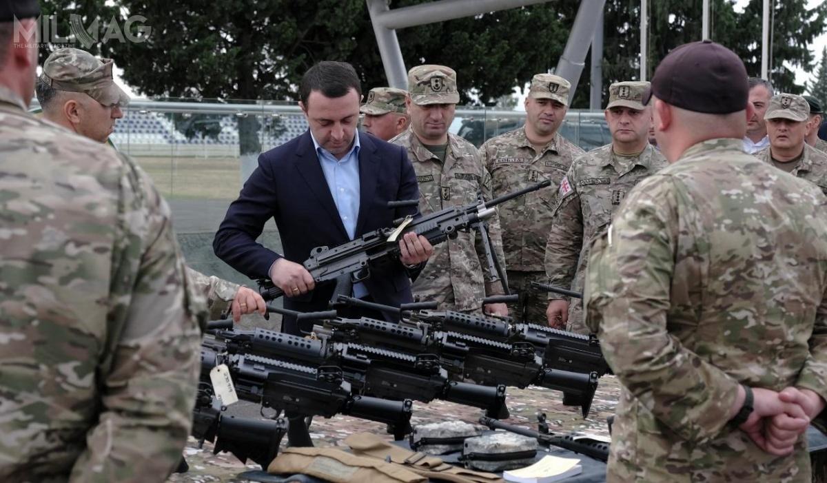 Gruzja kontynuuje przezbrajanie swoich sił zbrojnych w broń strzelecką do amunicji standardu NATO. Jednym z jego przejawów są dostawy 5,56-mm karabinków maszynowych M249 SAW. / Zdjęcia: MO Gruzji