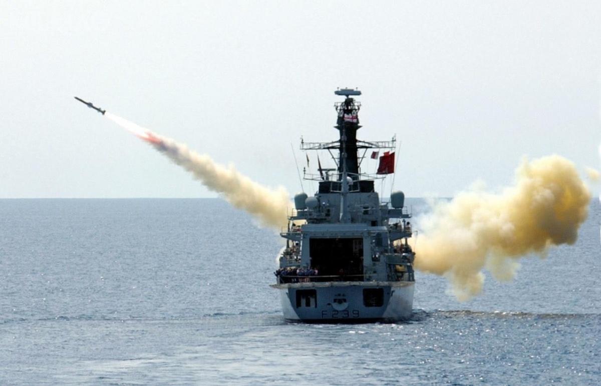 Konstrukcjami branymi pod uwagę jako rozwiązanie pośrednie pomiędzy Harpoon Block 1C a FC/ASW są amerykańskie pociski przeciwokrętowe Harpoon Block II+, francuskie MM40 Exocet Block 3, amerykańskie AGM-158C LRASM (Long Range Anti-Ship Missile) w wariancie dla wyrzutni pionowego startu Mk 41 VLS, amerykańsko-norweski wielozadaniowy wariant Kongsberg NSM czy szwedzki RBS15 Mk 4 Gungnir / Zdjęcie: Ministerstwo Obrony Wielkiej Brytanii