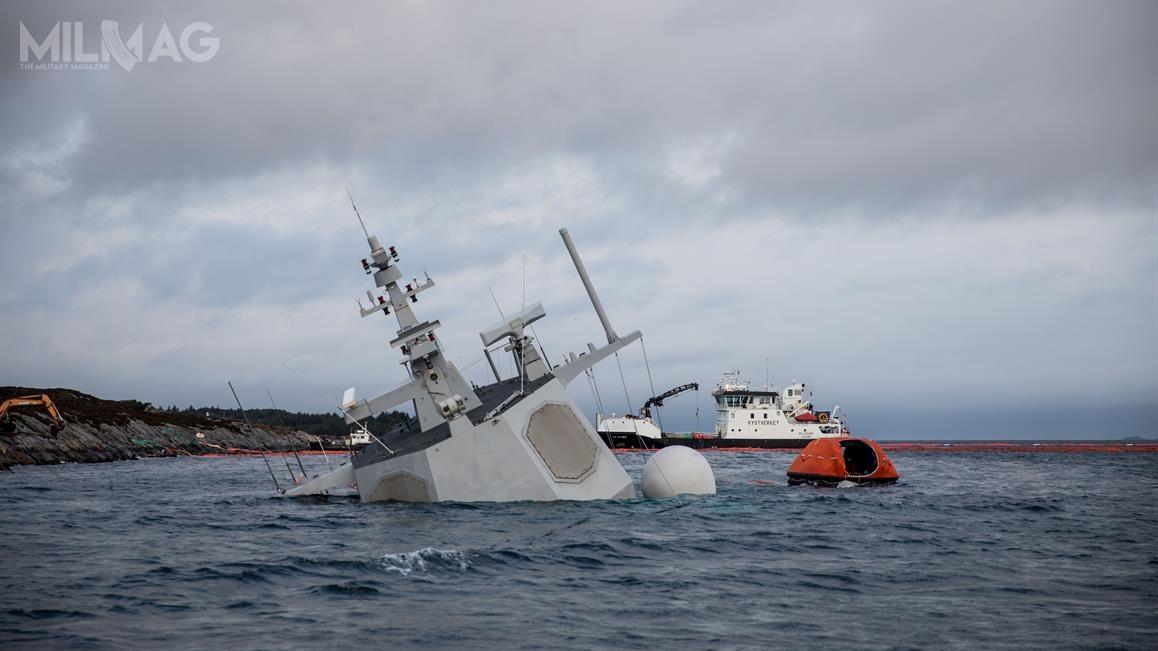Próba ustabilizowania norweskiej fregaty za pomocą kilbloków i dziewięciu stalowych lin cumowniczych po zepchnięciu jej na skały nie powiodła się. /Zdjęcia: Forsvaret.