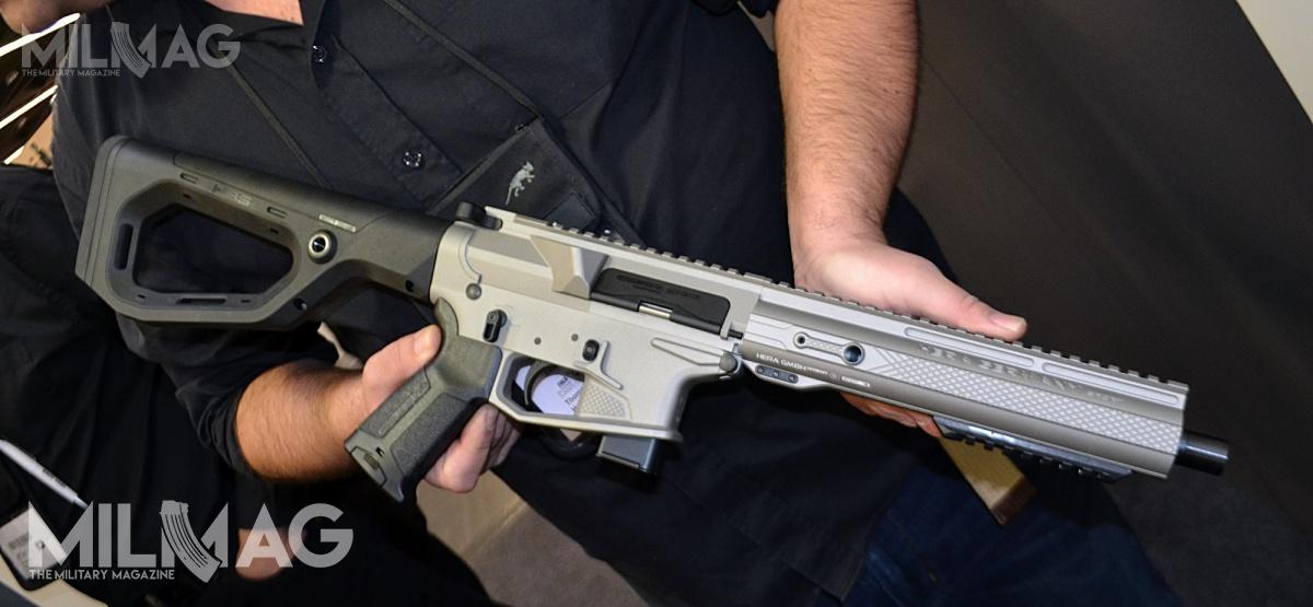 Hera Arms zaskarżyła niemiecki przepis dotyczący ograniczeń wprowadzania broni z krótkimi lufami i chwytami pistoletowymi na niemiecki rynek cywilny. Spółce udało się uzyskać korzystny dla siebie wyrok sądu. Dzięki temu zaprezentowany na IWA 9-mm karabinek samopowtarzalny 9ers C jest jedyną taką konstrukcją w Niemczech / Zdjęcie: Karol Szczęśniak