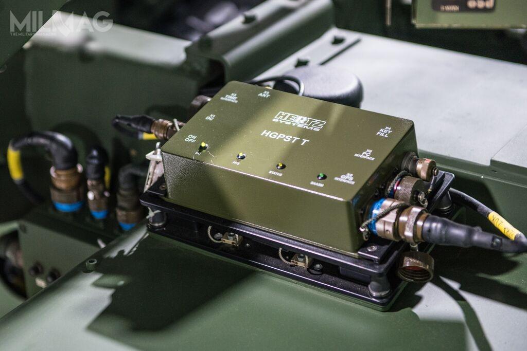Wojskowy odbiornik Hertz Systems HGPST T wraz z modułem SAASM pozwala osiągnąć wyższą dokładność wyznaczanych parametrów opisujących pozycję i czas, charakteryzuje go także większa odporność na celowe zakłócenia (jamming), odporność na elektroniczne podszywanie się pod system GPS (spoofing) – nie ma możliwości na oszukanie za pomocą radionadajników. System podaje dokładne dane w przypadku wyłączenia w celach militarnych zakresu cywilnego GPS lub celowego pogorszenia jego parametrów w systemie satelitarnym / Zdjęcia: Inspektorat Uzbrojenia