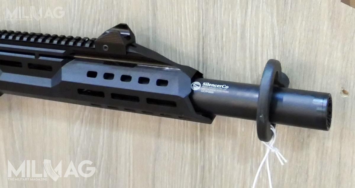 CZ Scorpion EVO3 S1 Carbine Faux to odmiana z 412-mm lufą z zamocowaną na nim atrapą tłumika dźwięku, co ma ukrywać jej długość / Zdjęcia: Remigiusz Wilk