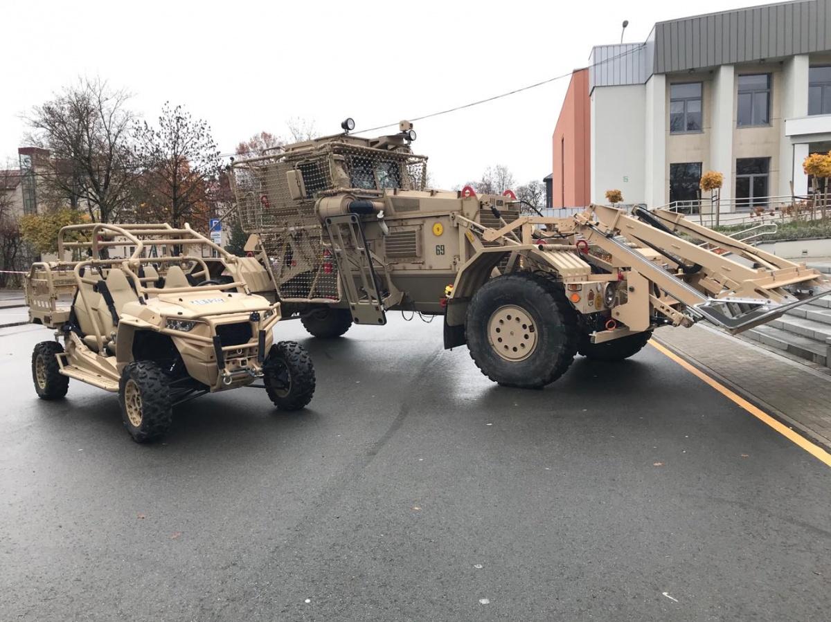  Łotwa otrzymała trzy pojazdy rozminowania i rozpoznawania dróg HMDS 2G oraz czterokołowiec Polaris MRZR4. USA zapewniły również szkolenie personelu do jego obsługi oraz wsparcie techniczne. Husky zwykle działają w parach. Jeden z nich wykrywa miny, a drugi je usuwa / Zdjęcia: Ambasada Stanów Zjednoczonych na Łotwie