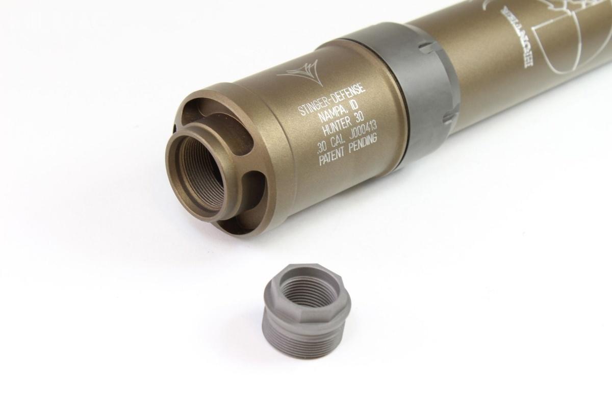 Tłumik mocowany jest na lufie za pomocą jednego z dwóch adapterów, lub urządzenia wylotowego tego samego producenta.