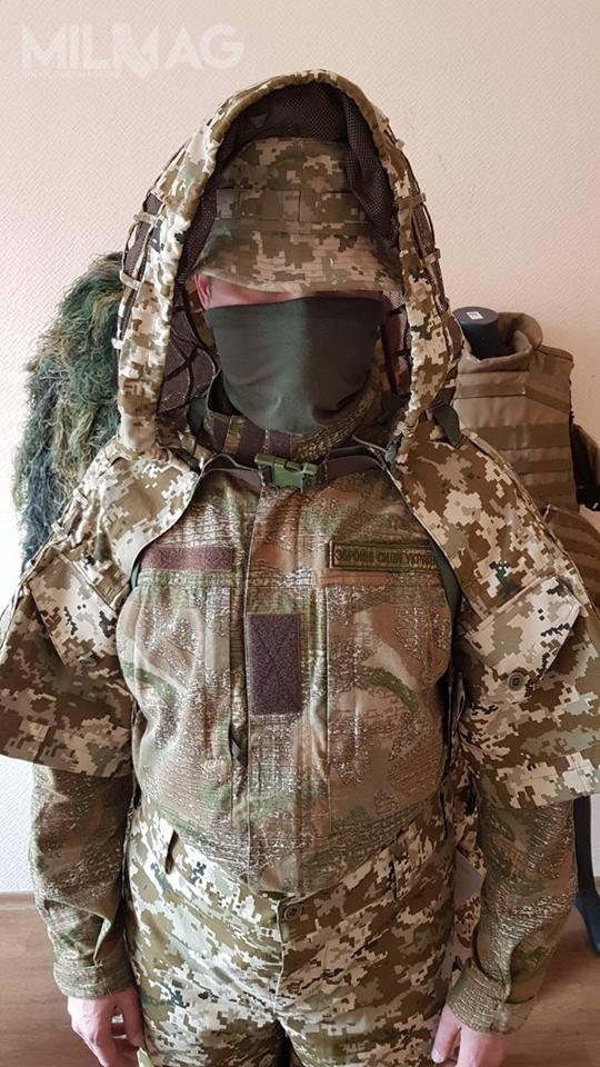Peleryna typu Viper Hood to rozwiązanie pozwalające na kamuflaż górnej części ciała bez konieczności dokładania kolejnej warstwy do umundurowania żołnierza, szczególnie popularne przy wysokich temperaturach otoczenia. /Zdjęcia: Ukraiński MON