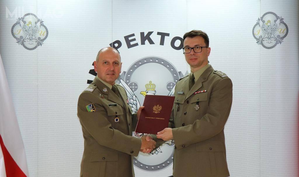 Gen. bryg. dr Dariusz Pluta przekazał obowiązki na stanowisku Szefa Inspektoratu Uzbrojenia swojemu I zastępcy, płk. dr Romualdowi Maksymiukowi (po prawej) / Zdjęcie: mjr Krzysztof Płatek, rzecznik prasowy IU MON