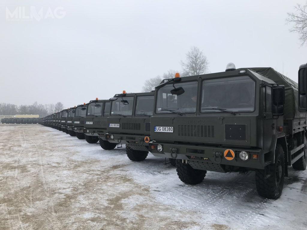 Dwuosiowy Jelcz 442.32 zastępuje w Wojsku Polskim w pierwszej kolejności samochody z rodziny Star: modele 266 i Star 266M. Jeszcze w 2013 pozostawało ich na wyposażeniu ok. 13 tysięcy egzemplarzy.