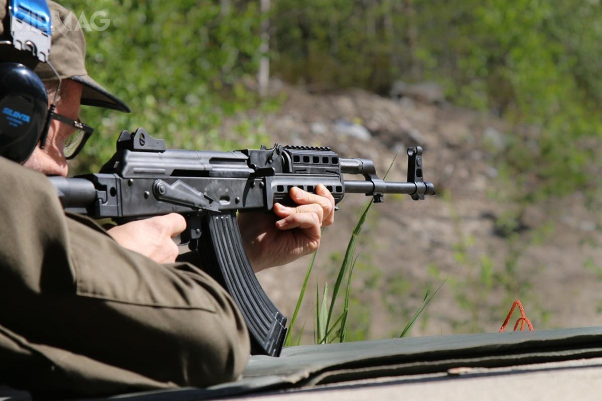 Narodowe Stowarzyszenie Szkolenia Obronnego Finlandii (MPK) rozpocznie latem trening strzelecki z wykorzystaniem nowego uzbrojenia. Zamówiono samopowtarzalne karabinki do amunicji 7,62 mm x 39 z Południowej Korei. Dostosowane specjalnie do wymagań organizacji odmiany AKM dostarczy Dasan Machineries.