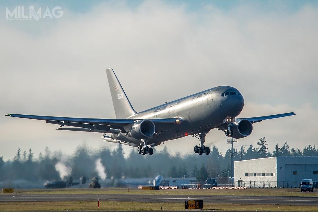 KC-46A to wielozadaniowy tankowiec, który daje możliwość tankowania w locie wszystkich samolotów wojskowych należących do sojuszników i koalicjantów Stanów Zjednoczonych wyposażonych w system kompatybilny z międzynarodowymi procedurami tankowania w locie. KC-46A może przewozić też pasażerów, ładunki i pacjentów /Zdjęcie: Boeing