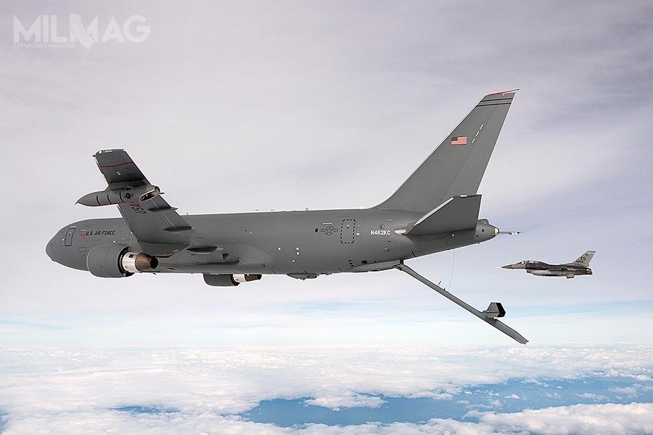 Samolot jest napędzany dwoma silnikami Pratt & Whitney 4062.Tankowanie innych maszyn odbywa się za pomocą sztywnego bomu. KC-46A może przewozić 29 484 kilogramów ładunku, w tym 58 pasażerów /Zdjęcie: Boeing