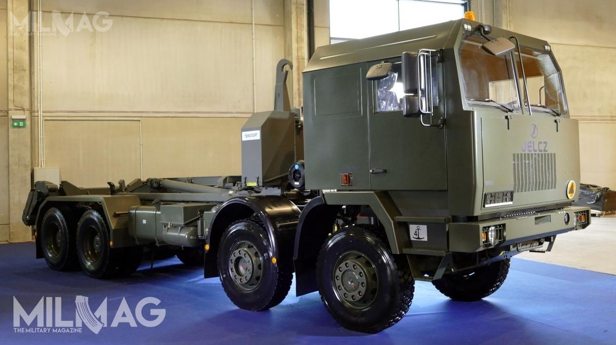 Jelcz P862D.43 8x6 wyposażony w samozaładowczy systemem hakowy Multilift MK IV jest pojazdem specjalistycznym. Spółka Cargotec Poland dostarczyła dotąd 201 zestawów dla Wojska Polskiego / Zdjęcie: Remigiusz Wilk