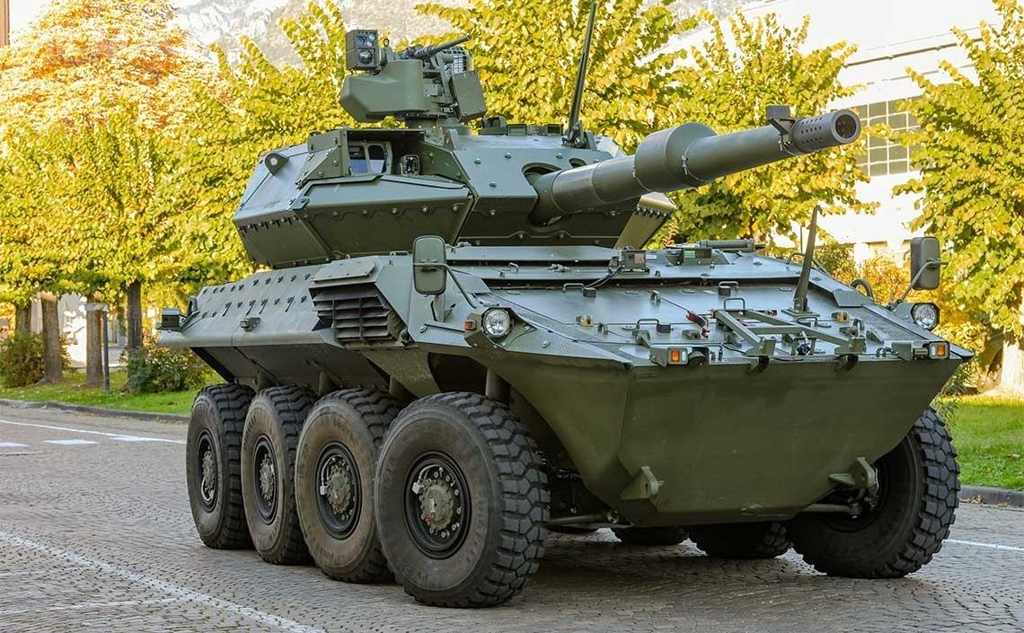 Centauro II wyposażono w silnik wysokoprężny Fiat Power Train VECTOR 8V o mocy 705 KM, który zapewnia prędkość maksymalną 105 km/h i zasięg do 800 km. Długość pojazdu wynosi 8,26 m, szerokość 3,125 m, wysokość 3,65 m, a prześwit 0,4 m. Masa bojowa to 30 t. Pojazdy wyposażono skrzynię biegów ZF 7HP Ecomat ZF902, nowe zawieszenie i V-kształtne podwozie, odporne na wybuchy min i improwizowanych ładunków wybuchowych. Załoga składa się z czterech osób / Zdjęcie: ZNH Industrial