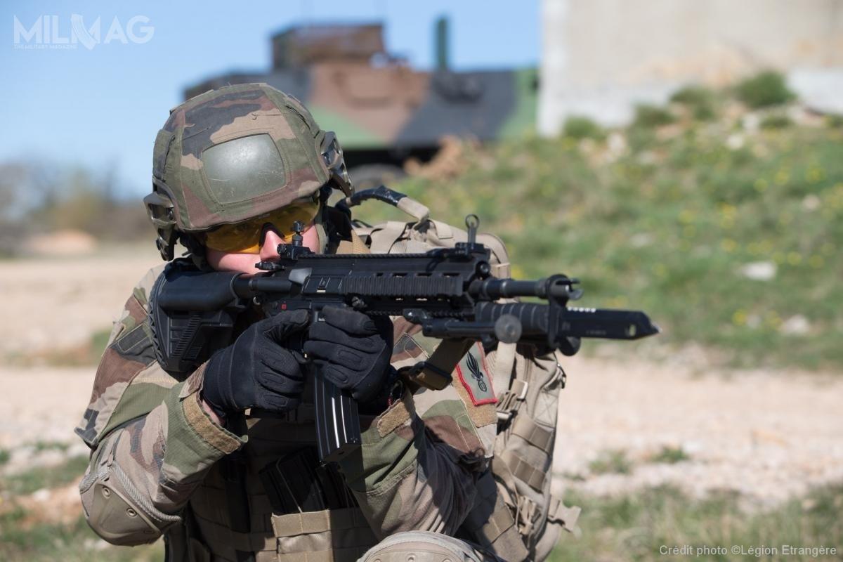 Dostarczane francuskim siłom zbrojnym 5,56-mm karabinki automatyczne Heckler & Koch HK416F są kompletowane z dziesięcioma 30-nabojowymi magazynkami standardowymi, bagnetem, dwójnogiem, odrzutnikiem, trzema żółtymi magazynkami, pasem nośnym, dwoma nakładkami amortyzującymi na kolbę, zestawem do czyszczenia oraz nakładką ochronną na lufę i torbą transportową / Zdjęcie: Francuska Legia Cudzoziemska