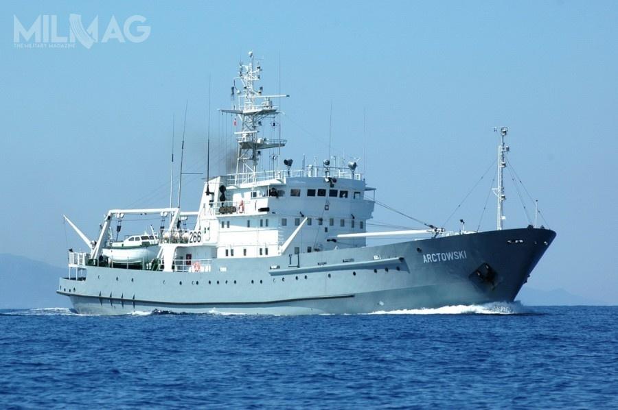 ORP Arctowski ma 61,8 m długości, 10,8 m szerokości, 3,3 m zanurzenia i 1214 t wyporności pełnej. Napęd to dwa silniki wysokoprężne o mocy po 707 kW, wspomagane przez dwa silniki elektryczne o mocy po 75 kW i dziobowy ster strumieniowy o mocy 150 kW. Układ ten zapewnia prędkość maksymalną 13,7 w. Załoga składa się z 49 oficerów i marynarzy / Zdjęcia: 3. Flotylla Okrętów