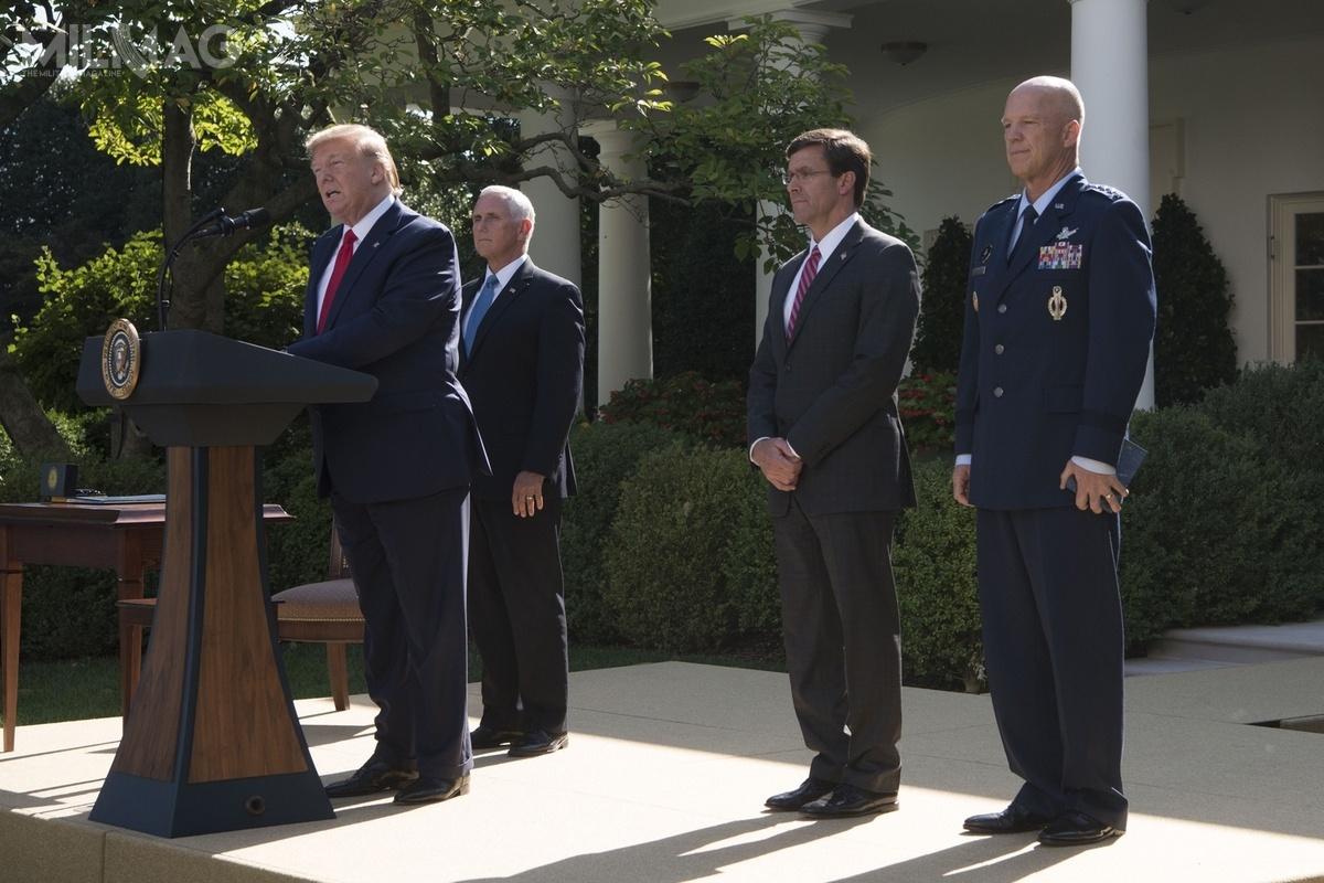 Podczas uroczystości w ogrodzie Różanym Donald Trump powołał Dowództwo Kosmiczne Stanów Zjednoczonych. Będzie to jedenaste dowództwo funkcjonalne Departamentu Obrony USA / Zdjęcie: USSPACECOM