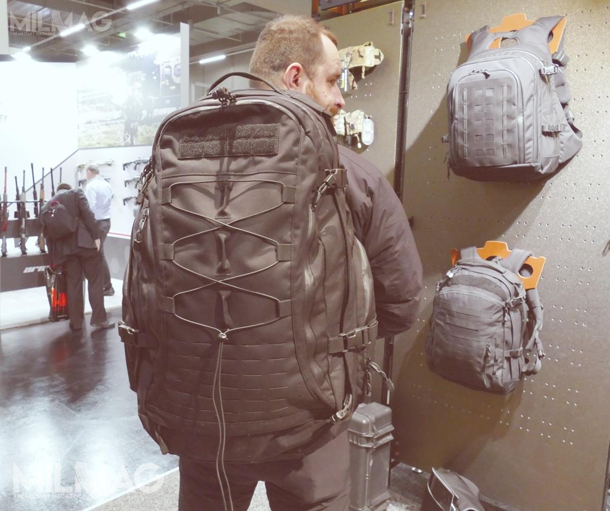 Duży 60-litrowy plecak M-1060 na wygodnym systemie nośnym z solidnym pasem biodrowym. Zastosowano w nim zarówno taśmy PALS/MOLLE i laserowo wycinane panele. Wszystkie zamki są bryzgoszczelne / Zdjęcia: Rafał Janicki