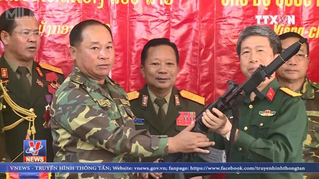 Ceremonia przekazania przez ambasadora Wietnamu zamówionych przez Laos karabinków Galil ACE. Broń została wyprodukowana przez zakład Z111
