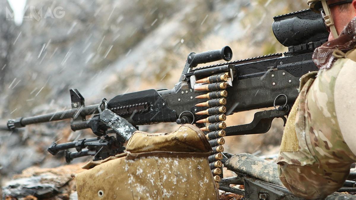 8,6-mm karabin maszynowy General Dynamics Lightweight Medium Machine Gun (LWMMG) jest dostosowany do montażu na wszystkich używanych w armii podstawach. Na zdjęciu broń osadzona na trójnogu M192. Zwraca uwagę miękka torba amunicyjna z której podawana jest taśma / Zdjęcie: GDOTS