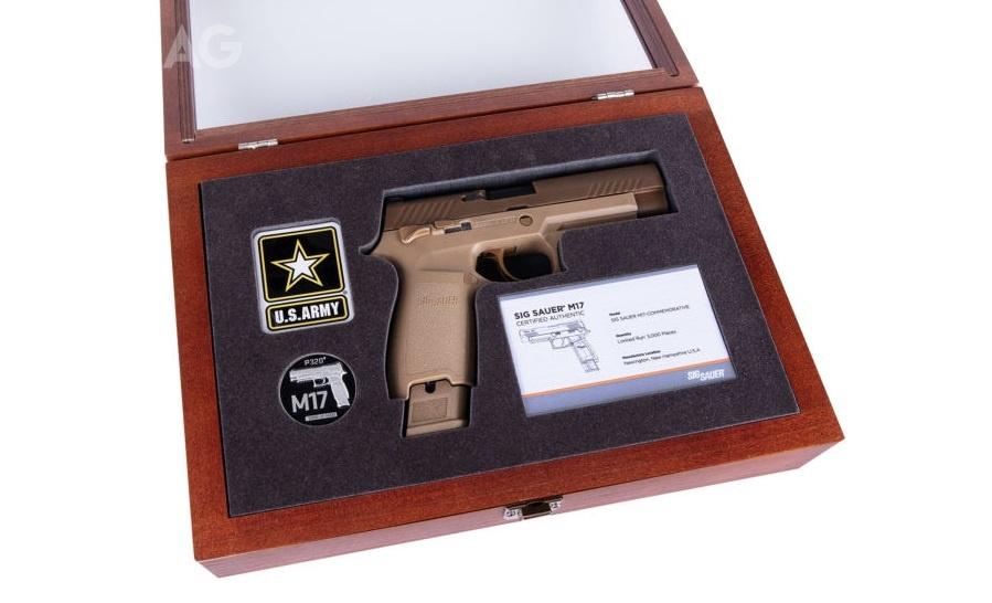 Sig Sauer oferuje P320-M17 w wersji kolekcjonerskiej z okolicznościową skrzynką z drewna wiśniowego ze szklanym okienkiem i niklowanym zatrzaskiem i możliwością powieszenia na ścianie. Wnętrze skrzynki wyłożono szarą pianką z logiem US Army. Koszt kolekcjonerskiego opakowania to 199,99 USD (736 zł). /Zdjęcie: Sig Sauer