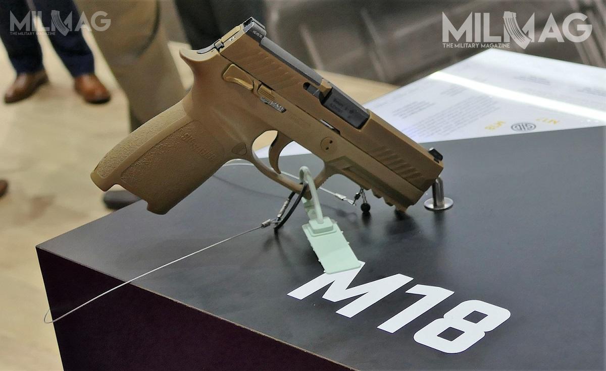 Najbardziej widoczne zmiany wprowadzone do XM18 na tle P320, to umieszczenie skrzydełkowego bezpiecznika nastawnego po obu stronach szkieletu broni, oraz zmiana koloru konstrukcji na ziemny / Zdjęcie: Remigiusz Wilk
