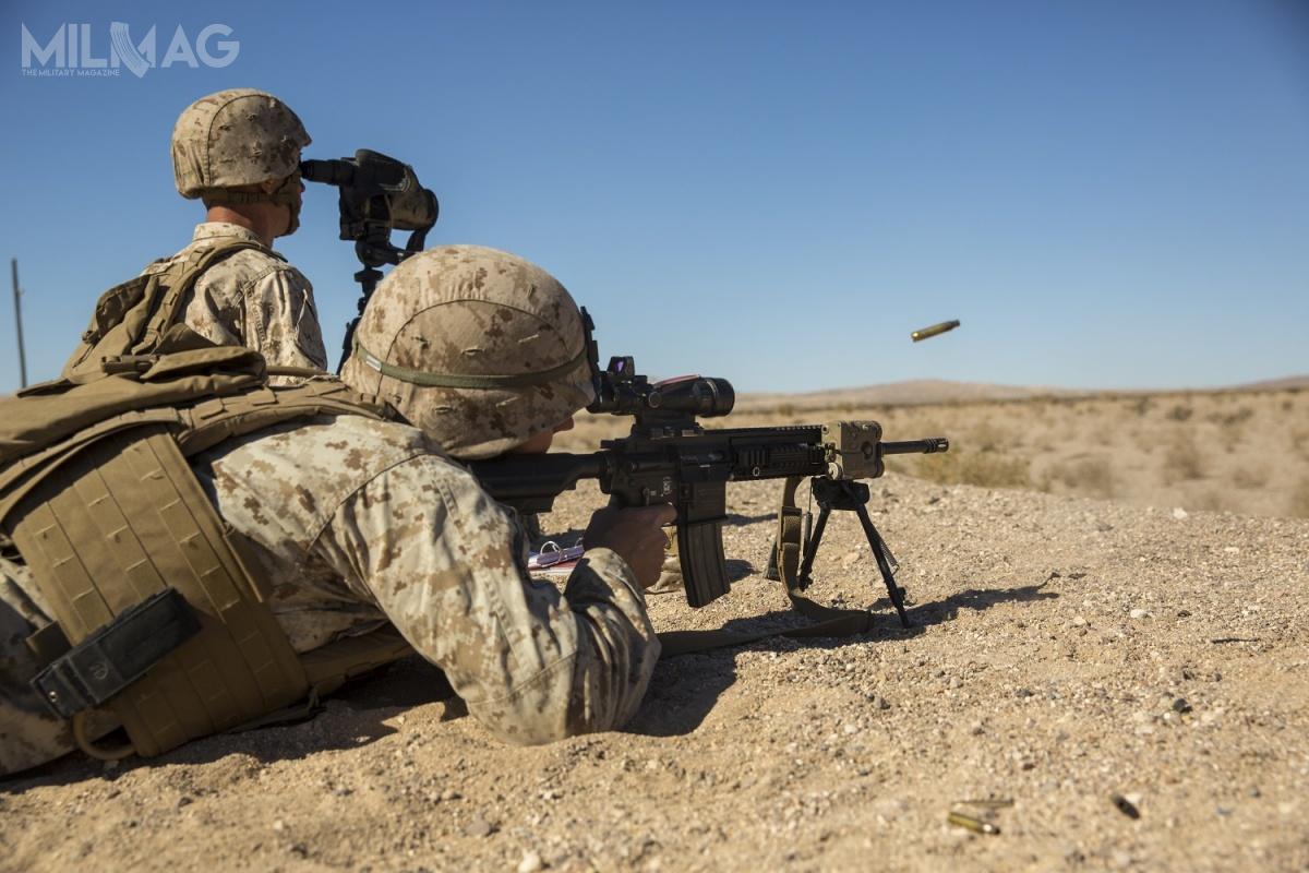 5,56-mm karabinek M27 IAR okazał się tak celną i niezawodną konstrukcją, że dowództwo USMC podjęło decyzję o zastąpieniu nim dotychczas używanych karabinków wyborowych Mk 12 Mod 0/1 SPR. Na zdjęciu kurs strzelców wyborowych, przy użyciu standardowych modeli, jeszcze przed wyposażeniem je w celowniki optyczne 3-9x