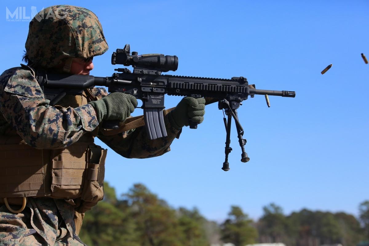 M27 IAR to 5,56-mm karabinek automatyczny z 419-mm lufą z zaczepem do bagnetu. Broń dostarczana jest z celownikiem optycznym SU-258/PVQ SDO, dwójnogiem Harris z montażem LaRue, chwytem przednim, pasem nośnym BFG Vickers CAS, osłonami szyn AIM Manta, zapasowymi, mechanicznymi przyrządami celowniczymi KAC BIS, odrzutnikiem do amunicji ślepej, bagnetem Ontario Knife USMC i zestawem do czyszczenia Otis / Zdjęcia: USMC