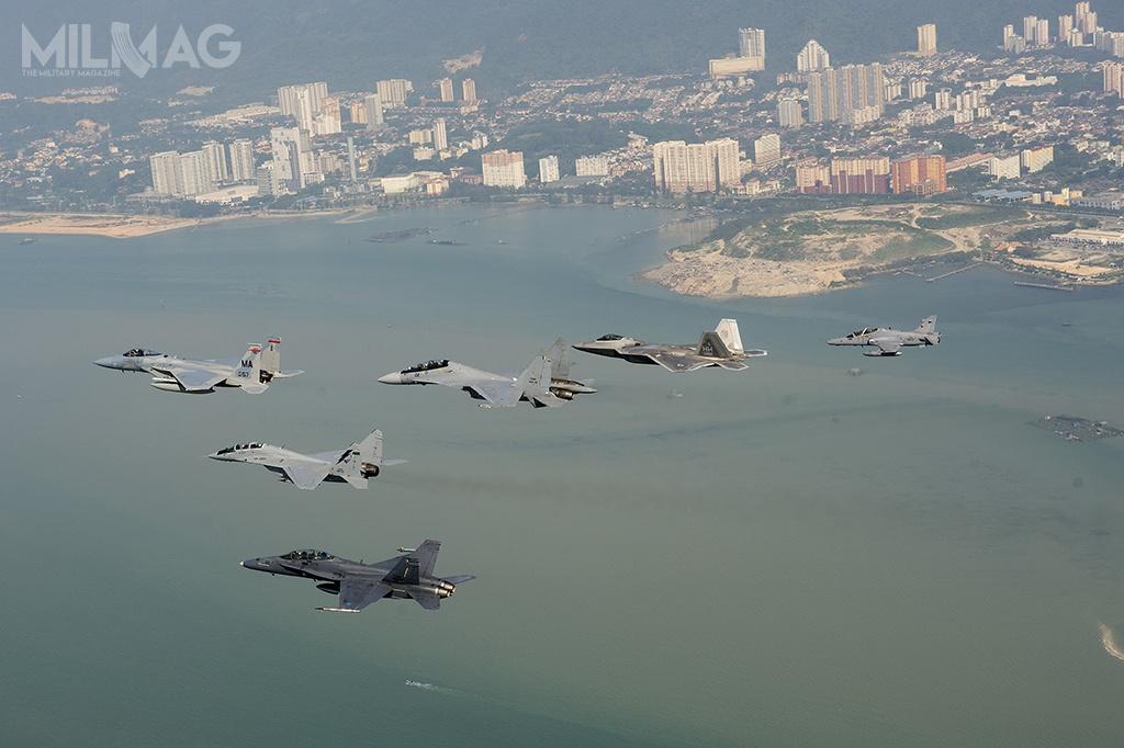 Malezyjskie lotnictwo bojowe, złożone z MiG-29N, Su-30MKM, F/A-18D i BAE Hawk, brało udział w międzynarodowych ćwiczeniach, m.in. Cope Taufan 2014 z F-15C Eagle i F-22A Raptor amerykańskich wojsk lotniczych / Zdjęcie: USAF