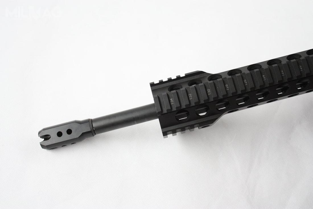 Górne otwory urządzenia spełniają rolę kompensatora podrzutu, masa w wysokości 121 gramów również przyczynia się do stabilizacji broni podczas strzelania. /Zdjęcia: Matador Arms