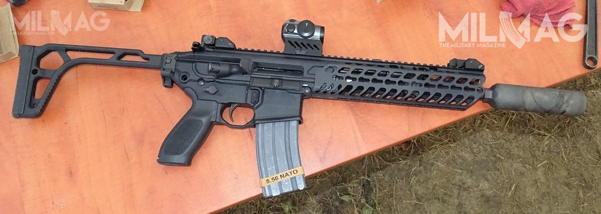 5,56-mm modułowy karabinek automatyczny SIG Sauer MCX. Odmienna od AR-15 konstrukcja zespołu ruchomego i powrotnego pozwoliła wprowadzić składaną kolbę / Zdjęcie: Remigiusz Wilk