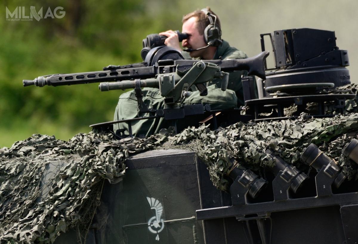 Uniwersalne km MG3 są produkowane przez koncern Rheinmetall AG. Od 2001 ten typ broni znajduje się na wyposażeniu Wojska Polskiego. MG3 stanowi uzbrojenie dodatkowe czołgów Leopard 2A4/2A5 oraz wozów zabezpieczenia technicznego Bergepanzer 3. / Zdjęcie: 7th Army Joint Multinational Training Command.