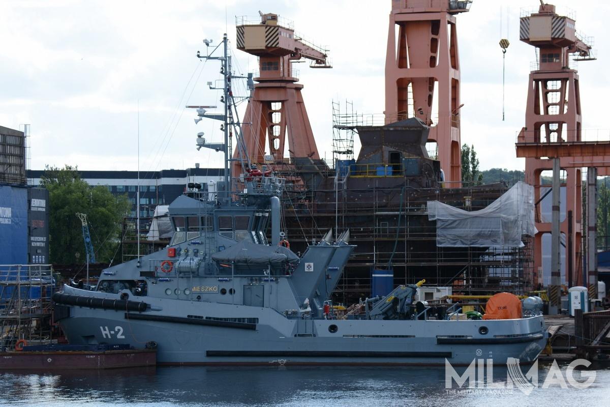 H-2 w trakcie wyjścia na próby zdawczo-odbiorcze w morzu. Obecnie holownik ma przymocowane tablice z nazwą na nadbudówce