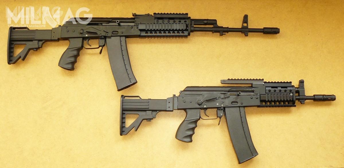 Prototypy karabinków samopowtarzalnych Beryl M22 i Mini Beryl M22 pokazane w styczniu 2013. Dobrze widoczne odmienne urządzenie wylotowe na lufie skróconego wariantu