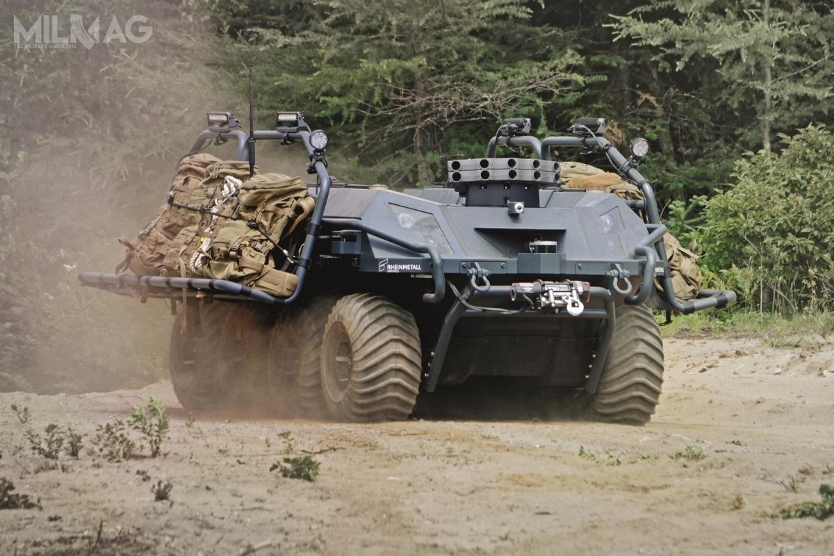  Rheinmetall Mission Master UGV wyposażono w pojedyncze urządzenie laserowo-radarowe (lidar) LADAR 3D z przodu i LADAR 2D z tyłu oraz dwie kamery pokrywające obszar z przodu i z tyłu. Istnieje możliwość dodania kamer bocznych, zwiększających pole widzenia dla operatora do 360 stopni oraz dodatkowego radaru. Do nawigacji i komunikacji wykorzystywane są dwa odbiorniki satelitarne, nawigacja zliczeniowa i cyfrowa mapa obszaru, gdzie ma działać. Przy masie własnej 750 kg pojazd ma ładowność 500 kg (lub 400 kg w celu zachowania pływalności). Dlatego też mogą być transportowane drogą powietrzną / Zdjęcie: Rheinmetall